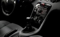 La console centrale reprend l'aménagement de celle de la 308 CC.