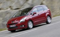 A défaut d'être aussi agile qu'un 3008, la Peugeot 5008 dévoile de sérieuses qualités routières.