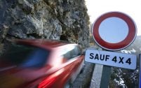 En version deux roues motrices, le Qashqai perd ses maigres prétentions en tout-terrain. Seule sa garde au sol surélevée lui permet encore de s'aventurer hors des routes bitumées.