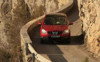 Sur route, le Qashqai se conduit et se comporte -presque- comme une berline, la garde au sol et le look en plus.