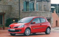 Moins rondouillarde que sa devancière, cette troisième génération de Clio a gagné en agressivité.