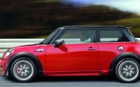 Avec 211 ch sous le capot, le petit 1.6 turbocompressé propulse la Mini JCW de 0 à 100 km/h en 6,5 secondes.