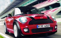 La John Cooper Works est la plus vitaminée des Mini. Avec son bouclier bodybuildé et sa calandre façon nid d'abeille, elle donne le ton.