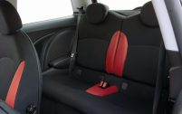 Les longues jambes souffriront de l'assise trop réduite, à l'arrière de cette anglo-allemande (ici en version Cooper S).