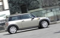 L'allure n'a pas changé, mais la seconde génération de Mini sous l'ère BMW est une toute autre voiture à conduire.