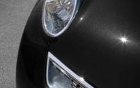 Fin 2007, la Micra a refait un brin de toilette. Principale différence, sa calandre, désormais entourée de chrome et habillée d'un maillage noir.