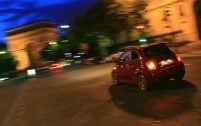 Des deux pots s'échappe un son légèrement rauque, pas vraiment sportif, mais cependant bien plus agressif que celui de la Fiat 500 de base.