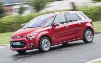 Cette Citroën s'apprécie davantage pour ses suspensions confortables que pour l'agilité de son châssis, qui privilégie la stabilité.