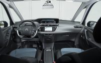 Hormis quelques changements de matériaux et l'ajout de certains équipements, le lifting n'a guère eu d'impact sur le tableau de bord du Citroën C4 Picasso.