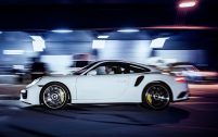 Point d'aileron gigantesque pour cette Turbo 2016, mais des roues de 20 pouces racing à écrou central et des freins carbone-céramique... Porsche nous rappelle que LA "Turbo" est née du circuit.