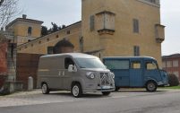 La carrosserie reprend un aspect "tôle ondulée".