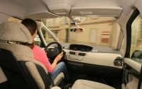 La planche de bord est quasiment dépourvue de commandes. Concentrées sur le volant, fatalement encombré, elles ne facilitent pas l'ergonomie.