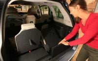 Les deux places de la dernière rangée sont faciles à mettre en place, et s'escamotent totalement dans le plancher.