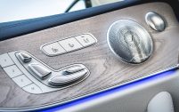 Comme toujours chez Mercedes, les magnifiques commandes de réglages électriques des sièges prennent place sur les contre-portes.