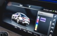 Configurable sur l'écran Widescreen, l'éclairage d'ambiance intérieure à diodes propose 64 couleurs.