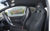 De beaux baquets spécifiques garantissent un excellent maintien latéral. Mais comme dans toutes les Yaris, ils sont positionnés trop haut.