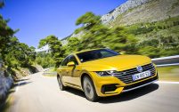 Grande et lourde, l'Arteon n'amuse guère, mais garde la tête froide lorsque la route tourne.
