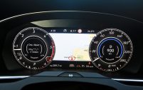 L'instrumentation numérique est en option sur la finition R-Line. Elle regorge d'informations et demande un temps d'adaptation.