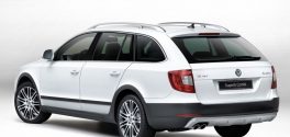 Le pack Outdoor comprend des extensions d'aile et des protections de carrosserie anthracite, ainsi que des plaques couleur aluminium à l'avant comme à l'arrière.