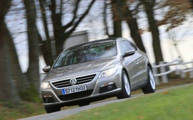 La Passat CC se distingue par un très bel agrément mécanique et soigne son confort de suspensions.