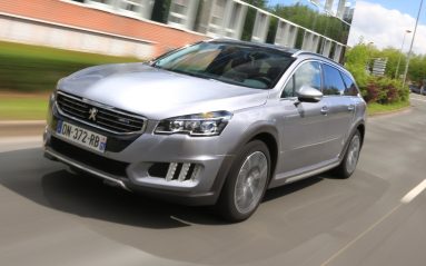 Plus légère, plus agile, moins onéreuse... en renonçant à l’hybride et sa lourde batterie, la 508 RXH ne perd pas au change. D'autant que cette fausse aventurière devient même plus sobre sur route et autoroute.