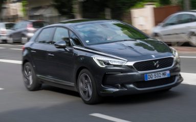 Le restylage de la DS 5 marque l’officialisation de DS en tant que marque à part entière. À ce titre, le vaisseau amiral abandonne donc le Double Chevron et se débarrasse, selon PSA, de ses faiblesses.