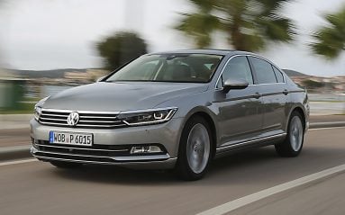 Si cette Passat n'est révolutionnaire ni en style, ni en agrément de conduite, préférant rassurer qu’enthousiasmer, elle peaufine encore son habitabilité, géante, et sa qualité de fabrication. Mais seules des versions moins bardées d’options et d’électron