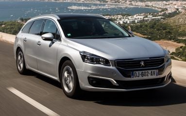 En devenant BlueHDi, le diesel d’entrée de gamme de la 508 se conforme à la norme antipollution Euro 6 sans sacrifier les performances. En revanche, ce quatre-cylindres 1.6 ne gagne pas en discrétion.