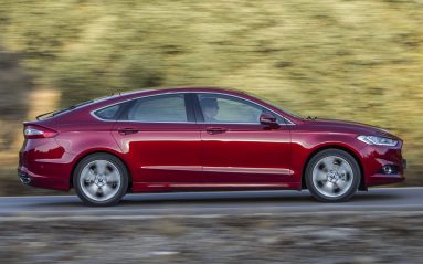 Deux ans après son lancement aux Etats-Unis, la Mondeo arrive enfin pour jouer des coudes chez les familiales. À sa calandre élégante "à la Aston Martin", la grande Ford ajoute un avantageux rapport prix/prestations.