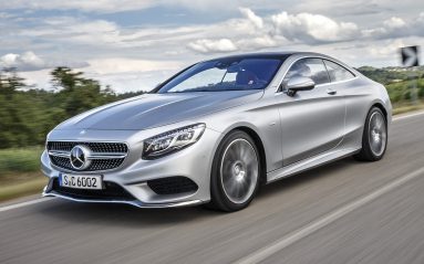 Depuis la nuit des temps, chaque génération de grand coupé Mercedes inaugure une technologie en rupture avec la planète automobile. À la suspension Magic Body Control, née sur la Classe S, le S Coupé ajoute ainsi l’inclinaison vers l’intérieur du virage.