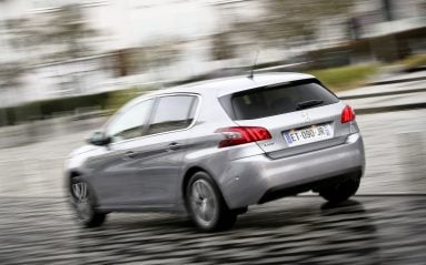 Même sous la pluie, cette Peugeot 308 parvient à rester très sécurisante.
