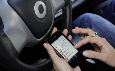 Téléphone au volant : Même à l'arrêt, l'infraction est constituée