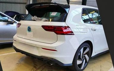 La Golf 8 GTI TCR se fait surprendre sans camouflage
