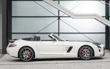 Le grand aileron fixe évoque la Black Series, même si la puissance est ici plus modeste.