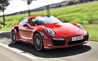 Deux turbos au souffle généreux, 560 chevaux tout en muscles et, surtout, une transmission intégrale doublée de roues arrière directrices, la 911 Turbo dernière du nom (Type 991) se livre à vous avec une bonne volonté déconcertante. De là à la prendre pou
