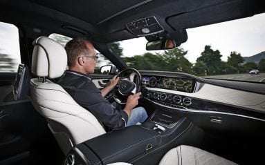 La philosophie de la Classe S a toujours été d’être la meilleure à l’intérieur, sans en faire trop à l’extérieur. La dernière mouture du vaisseau amiral de Mercedes, dont nous avons pu prendre le volant peu de temps après sa présentation statique, l'élève
