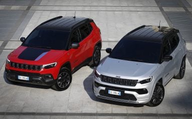Le Jeep Compass restylé (2021). A gauche, en finition Trailhawk. A droite, en version hybride rechargeable 4xe, modèle S.