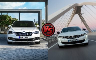 A gauche, la Skoda Superb iV, a droite, la Peugeot 508 Hybrid 225.