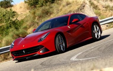 Phénomène habituel chez le Cheval Cabré: un nouveau modèle vient rendre quasi obsolète celui qu’il remplace, lequel faisait pourtant autorité. C’est le cas de cette terrible F12b, la plus méchante des Ferrari V12 à moteur avant jamais construites.