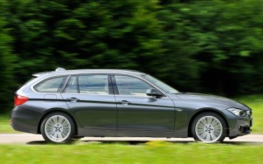 Six mois après la berline, le break déboule. Férue d'aspects pratiques, la Série 3 Touring est solidement armée pour le quotidien. Notamment avec ce quatre-cylindres essence de 245 ch, aussi performant qu'onctueux et doté d'une super boîte auto.