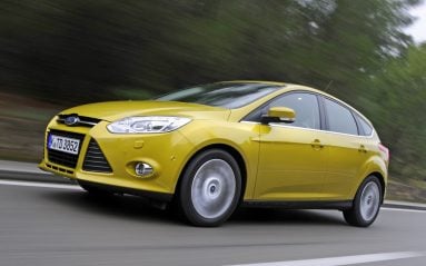 Cette troisième génération de Ford Focus fait preuve d'une redoutable efficacité, même quand la chaussée est mouillée.