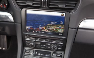 On apprécie le grand écran tactile avec navigation 3D optionnel. Moins l'accessibilité aux multiples boutons.