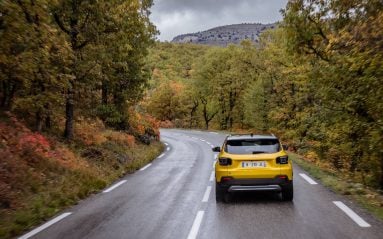 Jeep Avenger : notre test complet et tous nos chiffres sur le petit SUV électrique.