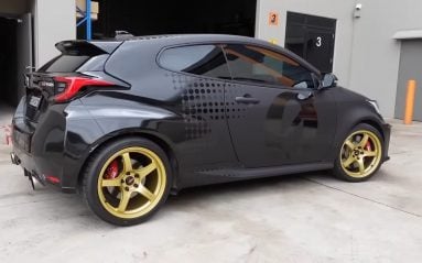 Avec 741 ch, les pneus semi-slicks risquent d'être mangés très rapidement