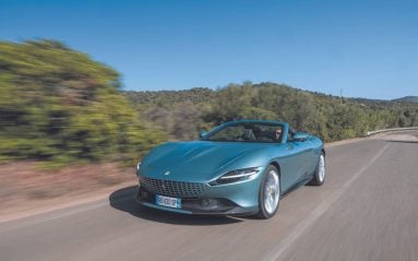 Au volant de la nouvelle Ferrari Roma Spider : l'élégance italienne redéfinie à ciel ouvert.