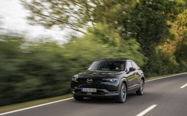 Le Mazda MX-30 R-EV associe un moteur électrique et un moteur rotatif thermique qui sert de générateur. 