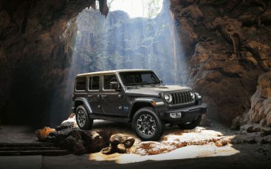 La version hybride rechargeable baptisée 4Xe de la Jeep Wrangler est disponible à la commande. Les première livraisons arriveront au premier trimestre 2024. 