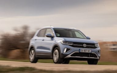 Bouclier redessiné, optiques revisitées et signature lumineuse modernisée, le T-Cross restylé se veut plus séduisant que la première mouture lancée en 2018.