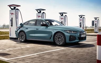 La BMW i4 passe par la case restylage et enrichi son offre d'une version xDrive40 de 401 ch.