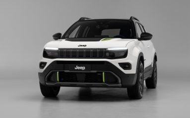 La Jeep Avenger 4xe arbore un look de baroudeur.